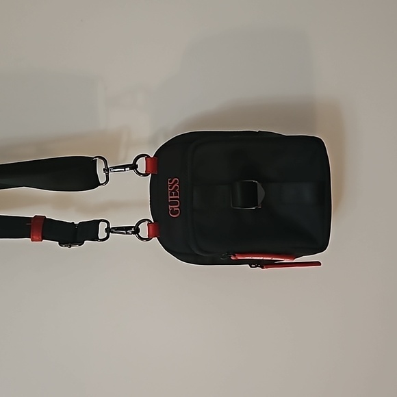 GUESS Black Unisex Crossbody Camera Style Bag - Picture 3 of 8